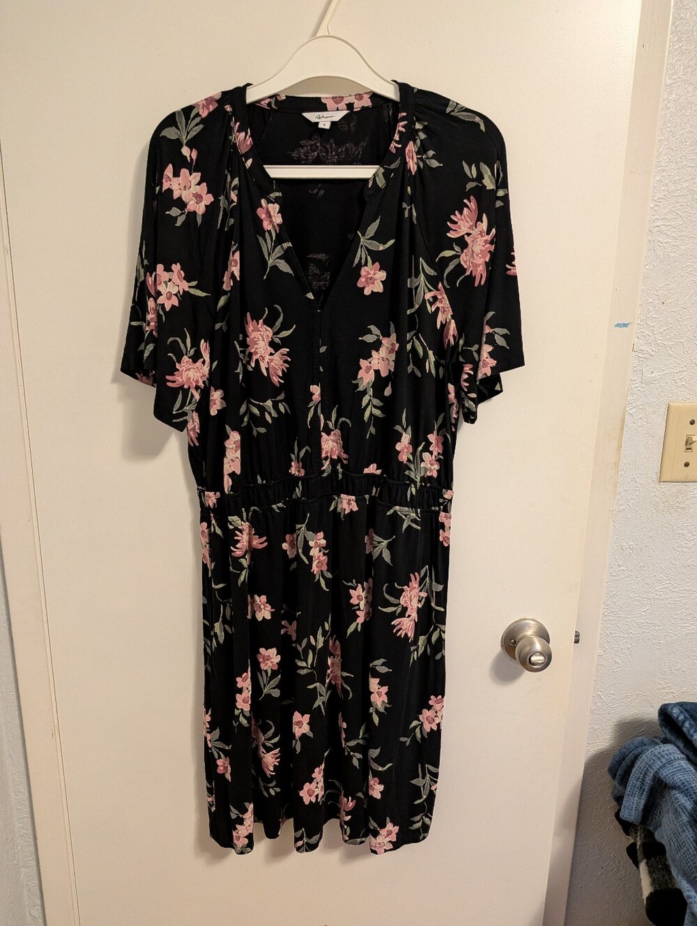 EUC Reitmans Short Sleeve V Neck Floral Dress - Large